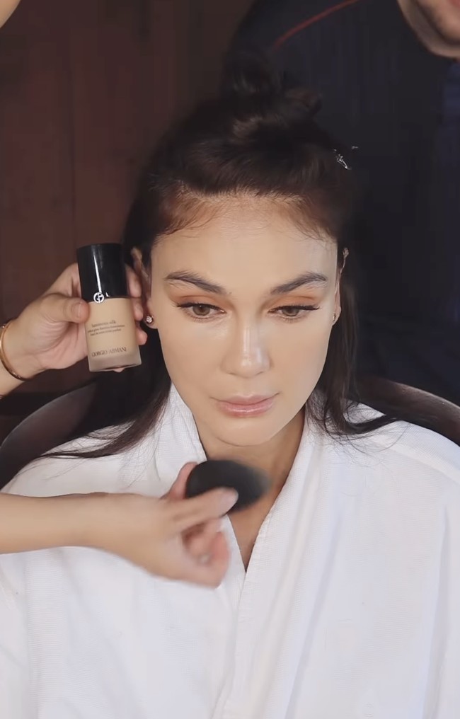 Untuk tampilan dasar, Chelsea memilih Armani Beauty Luminous Silk Foundation (Rp 1,2 juta). Foundation ini ringan namun buildable, mampu meratakan warna kulit sekaligus memberikan efek radiant yang terlihat alami. Foto: dok. Instagram @archangelachelsea