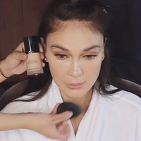 Untuk tampilan dasar, Chelsea memilih Armani Beauty Luminous Silk Foundation (Rp 1,2 juta). Foundation ini ringan namun buildable, mampu meratakan warna kulit sekaligus memberikan efek radiant yang terlihat alami. Foto: dok. Instagram @archangelachelsea