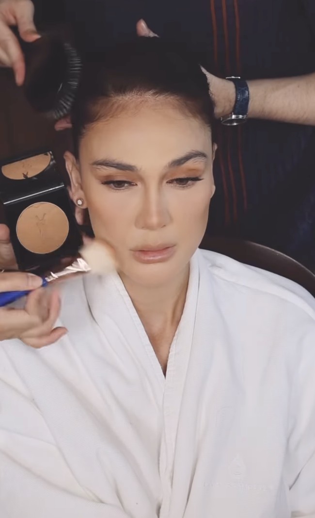 Inilah momen saat Luna menjalani proses makeup untuk resepsi pernikahan keduanya. Chelsea menggunakan produk-produk unggulan dari YSL Beauty dan Armani Beauty yang memberikan hasil akhir radiant dan flawless. Foto: dok. Instagram @archangelachelsea