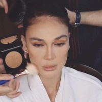Inilah momen saat Luna menjalani proses makeup untuk resepsi pernikahan keduanya. Chelsea menggunakan produk-produk unggulan dari YSL Beauty dan Armani Beauty yang memberikan hasil akhir radiant dan flawless. Foto: dok. Instagram @archangelachelsea