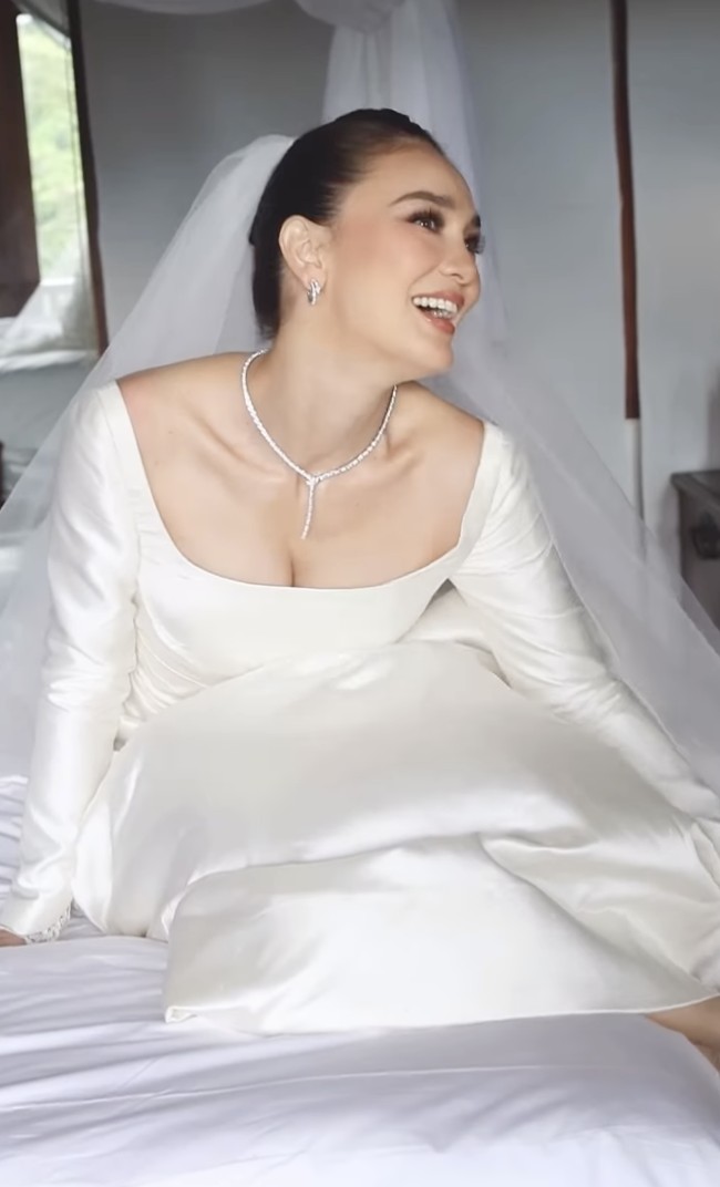 Dimensi wajah Luna diperjelas dengan YSL Beauty contour stick (sekitar Rp 900 ribu). Hasilnya, wajah tampak lebih terdefinisi namun tetap lembut tanpa kesan memberikan kesan ‘medok.’ Foto: dok. Instagram @archangelachelsea