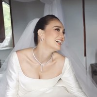 Dimensi wajah Luna diperjelas dengan YSL Beauty contour stick (sekitar Rp 900 ribu). Hasilnya, wajah tampak lebih terdefinisi namun tetap lembut tanpa kesan memberikan kesan ‘medok.’ Foto: dok. Instagram @archangelachelsea