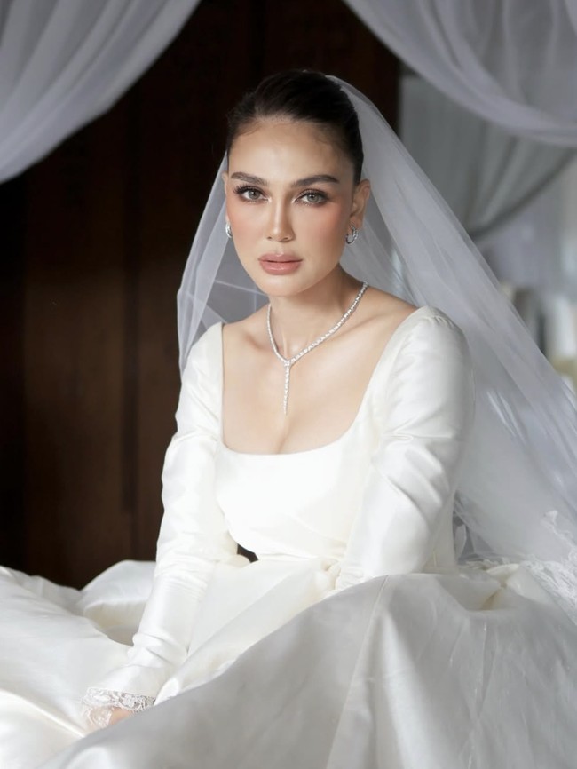 Luna Maya dan Maxime Bouttier menggelar resepsi pernikahan kedua mereka di COMO Shambhala Estate, Bali, Kamis (8/5/2025). Mengusung konsep internasional, keseluruhan penampilan Luna terasa lebih glamor, namun tetap memancarkan sisi elegan.  Foto: dok. Instagram @archangelachelsea