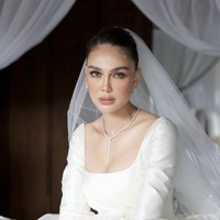 Luna Maya dan Maxime Bouttier menggelar resepsi pernikahan kedua mereka di COMO Shambhala Estate, Bali, Kamis (8/5/2025). Mengusung konsep internasional, keseluruhan penampilan Luna terasa lebih glamor, namun tetap memancarkan sisi elegan.  Foto: dok. Instagram @archangelachelsea