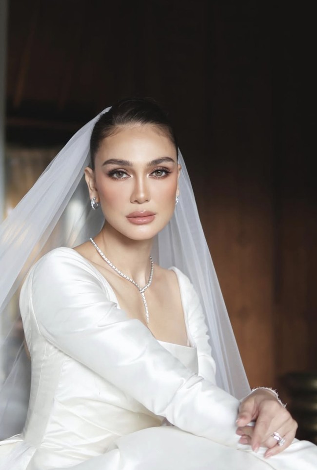 Untuk pipi, Chelsea memadukan dua produk: liquid blush Armani Beauty Luminous Silk Cheek Tint Rosy Peach (Rp 600 ribuan) dan powder blush YSL Beauty 12 Nocturnal Nude (Rp 1 juta), menghasilkan rona pink-peach yang segar dan menyatu sempurna dengan kulit. Foto: dok. Instagram @archangelachelsea