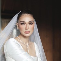 Untuk pipi, Chelsea memadukan dua produk: liquid blush Armani Beauty Luminous Silk Cheek Tint Rosy Peach (Rp 600 ribuan) dan powder blush YSL Beauty 12 Nocturnal Nude (Rp 1 juta), menghasilkan rona pink-peach yang segar dan menyatu sempurna dengan kulit. Foto: dok. Instagram @archangelachelsea