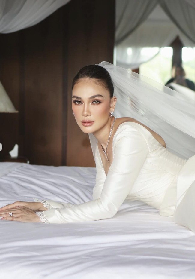 Tak hanya gaun putih rancangan Yefta Gunawan yang mencuri perhatian, sentuhan makeup Luna pun menjadi pelengkap sempurna. Riasan wajahnya dipercayakan kepada Archa Angela Chelsea, makeup artist yang dikenal lewat teknik glazed skin.  Foto: dok. Instagram @archangelachelsea