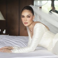 Tak hanya gaun putih rancangan Yefta Gunawan yang mencuri perhatian, sentuhan makeup Luna pun menjadi pelengkap sempurna. Riasan wajahnya dipercayakan kepada Archa Angela Chelsea, makeup artist yang dikenal lewat teknik glazed skin.  Foto: dok. Instagram @archangelachelsea