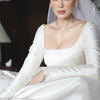 Tak lengkap rasanya riasan glazed skin tanpa kilau pada bibir. Chelsea mengaplikasikan Armani Beauty Prisma Glass Lip Gloss shade Candy Halo (Rp 600 ribuan), memberikan efek kilau yang menyempurnakan seluruh tampilan. Foto: dok. Instagram @archangelachelsea