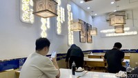 Kebanyakan pengunjung di sini berasal dari China Mainland yang menetap di Apartemen Mediterania, sehingga rasa lamiannya lebih autentik.  Foto: detikFood