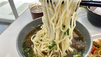Tipe kuah kaldu bening yang tak banyak bumbu tapi rasanya tidak hambar, karena kaldu direbus selama empat jam lamanya.  Foto: detikFood