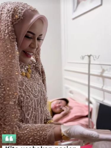 Makeup artist ini mengunggah aksi seorang bidan yang sedang menggelar acara masih mengenakan busana bak pengantin, membantu pasiennya seorang ibu hamil.