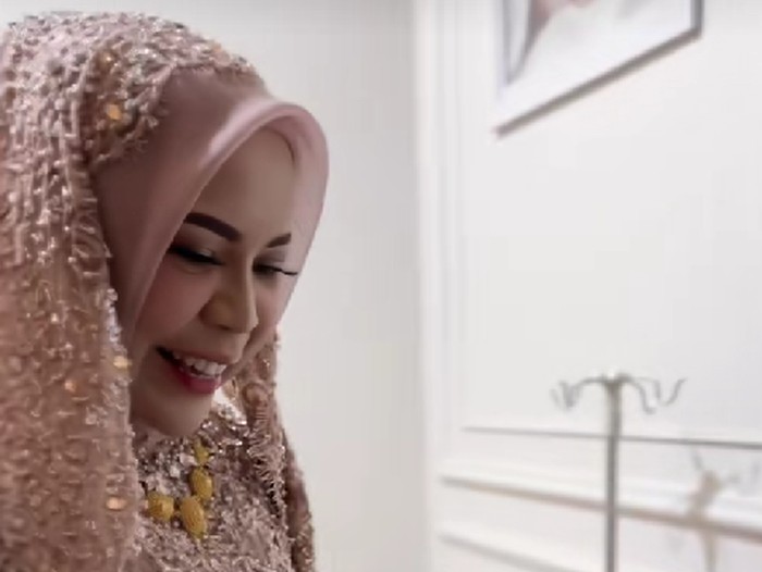 Makeup artist ini mengunggah aksi seorang bidan yang sedang menggelar acara masih mengenakan busana bak pengantin, membantu pasiennya seorang ibu hamil.