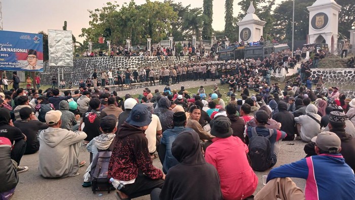 Massa demo tolak tambang pasir memadati Kantor Gubernur Sulbar.
