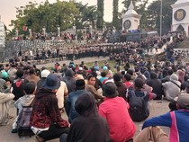 Demo Tolak Tambang Depan Kantor Gubernur Sulbar, Massa-Polisi Saling Dorong