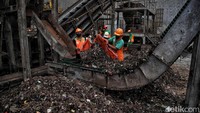 Sejumlah pekerja memindahkan sampah di kawasan Refuse Derived Fuel (RDF) Plant, TPST Bantar Gebang, Bekasi, Jawa Barat, Jumat (9/5/2025).