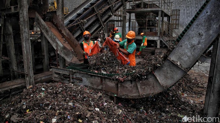 Sejumlah pekerja memindahkan sampah di kawasan Refuse Derived Fuel (RDF) Plant, TPST Bantar Gebang, Bekasi, Jawa Barat, Jumat (9/5/2025).