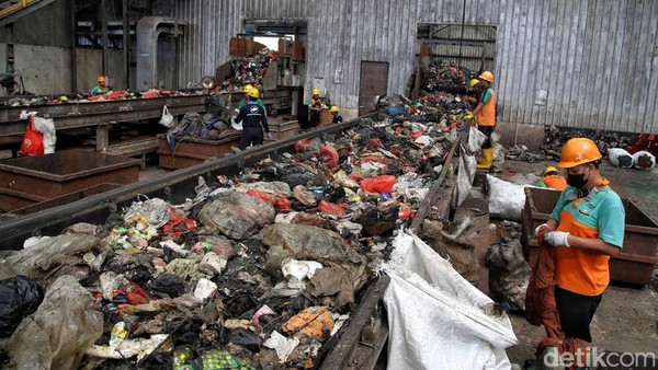 Melihat Pengolahan Sampah Jadi Bahan Bakar Alternatif di Bantar Gebang