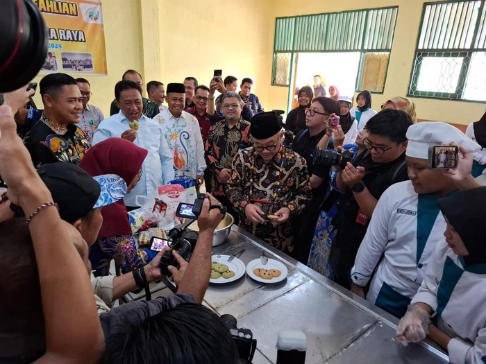 Mendikdasmen Abdul Muti mencicipi cookies buatan siswa Tata Boga di SMK 3 Palangka Raya