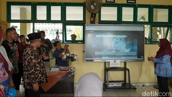 Mendikdasmen melihat langsung papan tulis digital yang dimiliki SMK 3 Palangka Raya