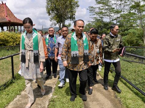 Menkop Budie Arie dan Menpar Widiyanti saat menandatangai MoU di Kulon Progo, Jumat (9/5/2025).