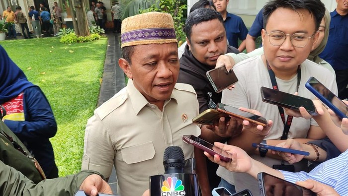Menteri ESDM Bahlil Lahadalia saat ditemui di Kantor Kementerian ESDM, Jakarta Pusat, Jumat (9/5/2025).