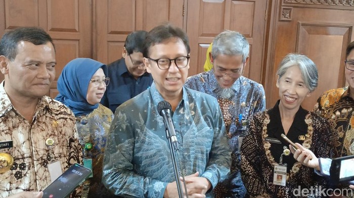 Menteri Kesehatan Budi Gunadi Sadikin usai hadir di acara di Gedung Gradhika Bakti Praja, Jumat (9/5/2025).
