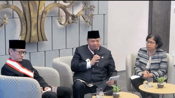 Menteri Koordinator bidang Perekonomian Airangga Hartarto dan mantan Menteri Luar Negeri Marty Natalegawa