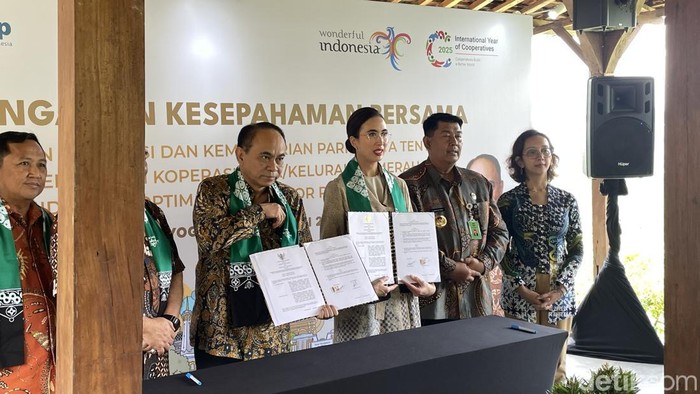 Menteri Koperasi Budie Arie Setiadi dan Menteri Pariwisata Widiyanti Putri Wardhana menandatangani nota kesepahaman desa wisata masuk program Koperasi Desa Merah Putih, di Desa Wisata Widosari, Kulon Progo, Jumat (9/5/2025).