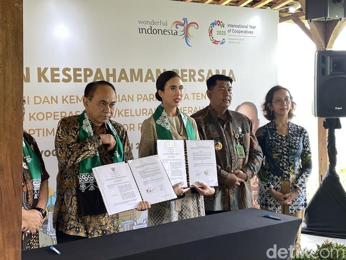 Menteri Koperasi Budie Arie Setiadi dan Menteri Pariwisata Widiyanti Putri Wardhana menandatangani nota kesepahaman desa wisata masuk program Koperasi Desa Merah Putih, di Desa Wisata Widosari, Kulon Progo, Jumat (9/5/2025).