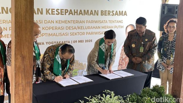 Menteri Koperasi Budie Arie Setiadi dan Menteri Pariwisata Widiyanti Putri Wardhana menandatangani nota kesepahaman desa wisata masuk program Koperasi Desa Merah Putih, di Desa Wisata Widosari, Kulon Progo, Jumat (9/5/2025).