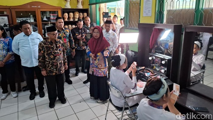 Menteri Pendidikan Dasar dan Menengah (Mendikdasmen) RI, Prof. Abdul Mu’ti mengapresiasi program unik SMK Negeri 3 Palangka Raya.
