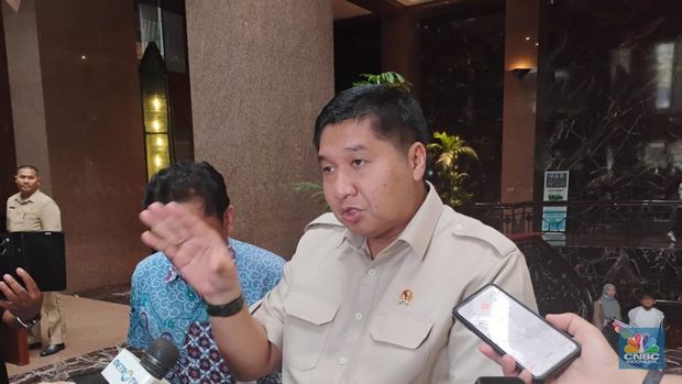 Menteri Perumahan dan Kawasan Permukiman (PKP) Maruarar Sirait saat menjawab pertanyaan wartawan di Jakarta, Jumat (9/5/2025)