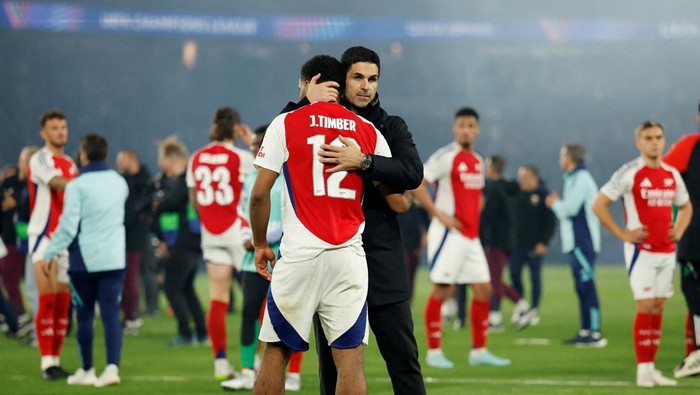 FILE PHOTO: Soccer Football - Champions League - Semi Final - Second Leg - Paris St Germain v Arsenal - Parc des Princes, Paris, France - May 7, 2025 Arsenals Jurrien Timber and manager Mikel Arteta look dejected after the match Action Images via Reuters/Peter Cziborra/File Photo