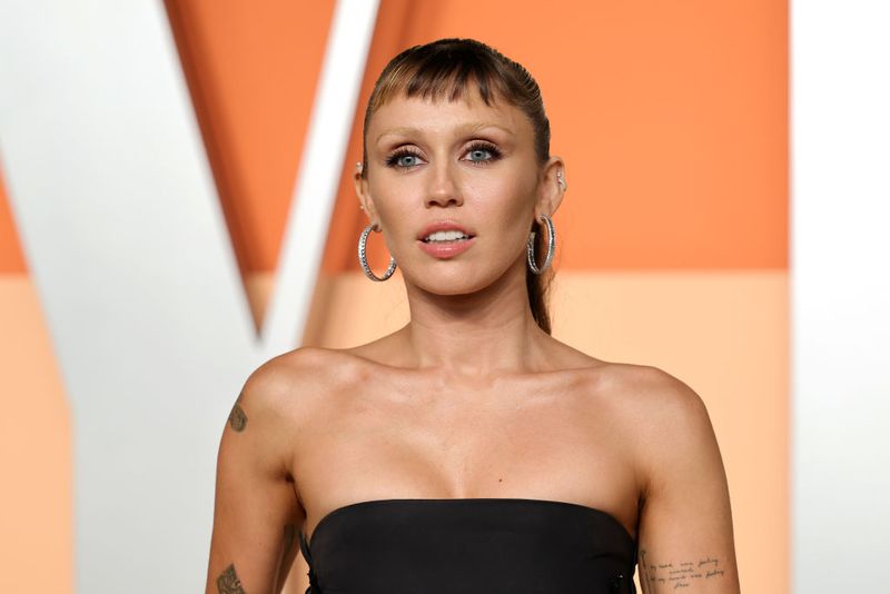Miley Cyrus menghadiri Pesta Oscar Vanity Fair 2025 yang Diselenggarakan Oleh Radhika Jones di Wallis Annenberg Center for the Performing Arts pada 02 Maret 2025 di Beverly Hills, California.