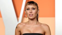 Jangan Kasih Kartu Natal, Miley Cyrus Fobia Kertas!