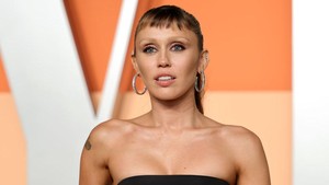 Miley bahkan merasa ngeri hanya dengan melihat kartu catatan di meja Jimmy Kimmel. Foto: FilmMagic/Dia Dipasupil