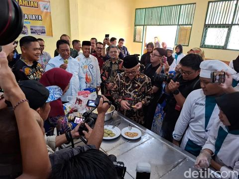 Momen Mendikdasmen Abdul Mu'ti mencicipi cookies buatan siswa SMK 3 Palangka Raya
