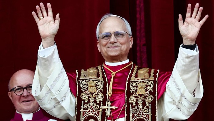 Newly elected Pope Leo XIV, Cardinal Robert Prevost of the Unites States delivers the Urbi et Orbi (to the city and to the world) message from the balcony of St. Peters Basilica, at the Vatican, May 8, 2025. REUTERS/Yara Nardi