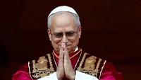 Momen tersebut menjadi sejarah baru. Robert Prevost adalah paus pertama yang berasal dari Amerika Serikat, dan kehadirannya di balkon itu disambut tepuk tangan meriah, sorakan bahagia, dan dering lonceng besar dari Basilika. REUTERS/Yara Nardi
