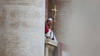 Sebagai bagian dari seremoni, lagu pujian dikumandangkan oleh paduan suara Vatikan. Sementara itu, Paus Leo XIV terus berdiri di balkon selama beberapa menit, memberi isyarat bahwa ia menerima tugas besar yang kini berada di pundaknya. REUTERS/Stoyan Nenov