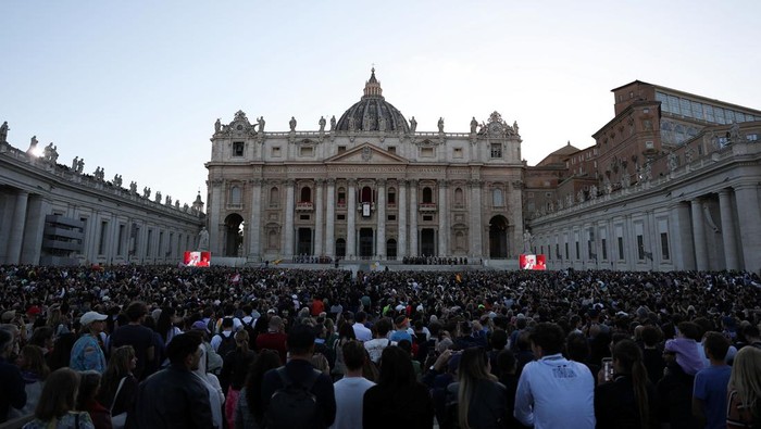 People watch as newly elected Pope Leo XIV, Cardinal Robert F. Prevost of the U.S. appears on the balcony of St. Peter's Basilica at the Vatican, May 8, 2025.   REUTERS/Hannah McKay