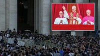 Ribuan umat Katolik dan warga Vatikan pun berkumpul di Lapangan Santo Petrus pada Kamis (8/5/2025) untuk menyambut kemunculan perdana Paus Leo XIV. (REUTERS/Alkis Konstantinidis)