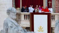 Momen tersebut menjadi sejarah baru. Robert Prevost adalah paus pertama yang berasal dari Amerika Serikat, dan kehadirannya di balkon itu disambut tepuk tangan meriah, sorakan bahagia, dan dering lonceng besar dari Basilika. (REUTERS/Murad Sezer)