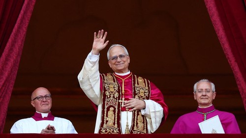 Newly elected Pope Leo XIV, Cardinal Robert Prevost of the United States appears on the balcony of St. Peters Basilica, at the Vatican, May 8, 2025. REUTERS/Guglielmo Mangiapane