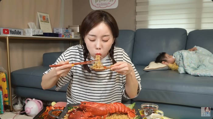 mukbang Indomie goreng pakai lobster