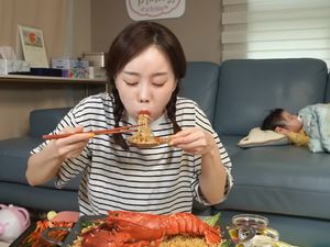 Kreasi Unik Indomie Goreng ala YouTuber, Pakai Lobster Jumbo!
