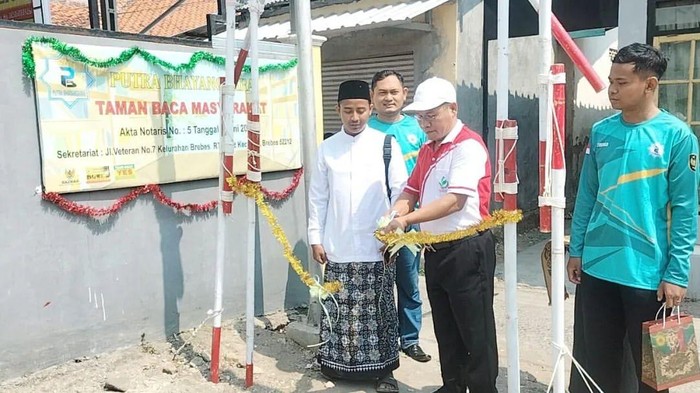 Anggota Polres Brebes, Aipda Destian Ady Prayogo, saat membuka taman bacaan. Foto diunggah Jumat (9/5/2025).