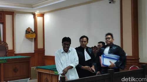 Pande Made Purwata (56) saat menjalani persidangan di ruang sidang Rama Kejaksaan Tindak Pidana Korupsi (Tipikor) Denpasar, Jumat (9/5/2025). (Ahmad Firizqi)