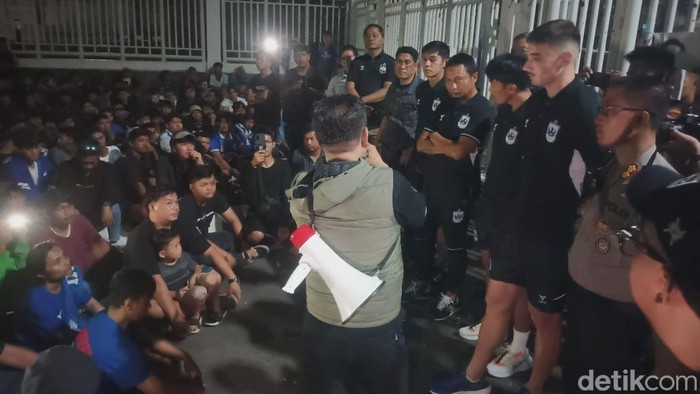 Karteker PSIS dan perwakilan pemain menemui suporter Panser Biru yang menggelar aksi damai di depan pintu masuk Stadion Jatidiri Semarang, Jumat (9/5/2025) malam.